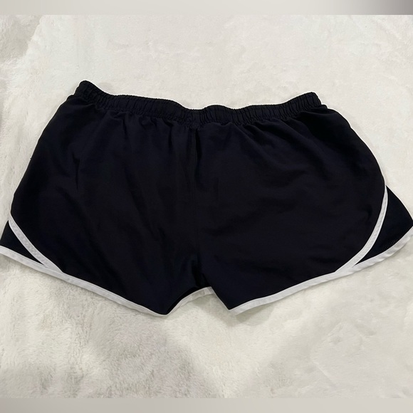 B16.22 Under Armour Women’s Semi-fitted Heat Gear Shorts
Large - Picture 2 of 5